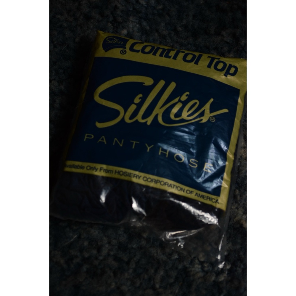 BNWT VTG 1994 Silkies navy pantyhose